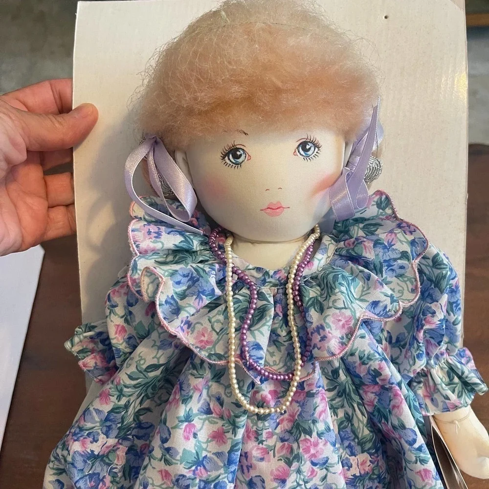 NWT Vintage Dolls By Pauline Collectors Showcase Series ELAINE Doll w/ Case 17